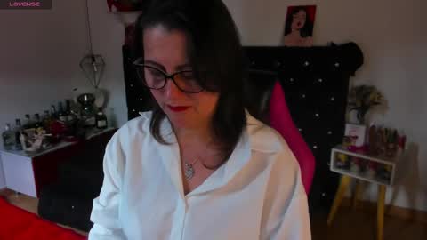 Snapshot of d_martii chatting on 02-19-25, 02:23 Mia online show from 02-19-25, 02:23
