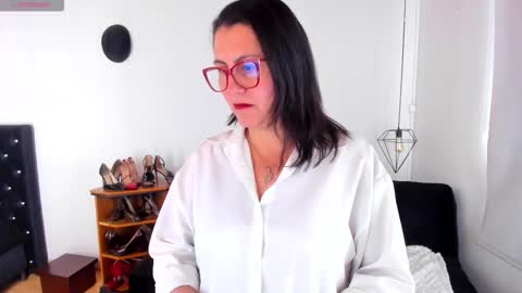 Mia  online show from 10-26-25, 01:28