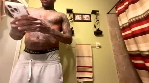 Snapshot of daddyjanimal chatting on 10-04-25, 02:42 sexy tatted king bbc online show from 10-04-25, 02:42