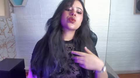 Snapshot of dafne_cleo chatting on 09-18-25, 01:35 Dafne online show from 09-18-25, 01:35