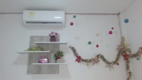 Snapshot of dafnnee_ross chatting on 12-20-24, 12:16 DAFNNE online show from 12-20-24, 12:16