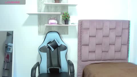 Snapshot of dafnnee_ross chatting on 01-14-25, 12:14 DAFNNE online show from 01-14-25, 12:14