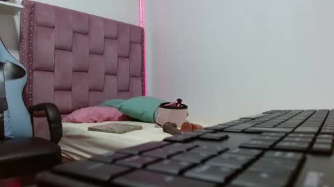 Snapshot of dafnnee_ross chatting on 01-28-25, 12:11 DAFNNE online show from 01-28-25, 12:11