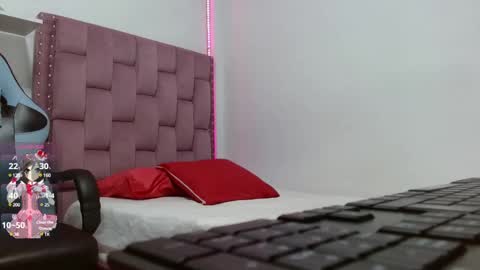 Snapshot of dafnnee_ross chatting on 03-05-25, 12:11 DAFNNE online show from 03-05-25, 12:11