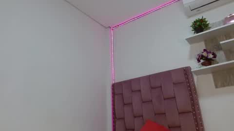 Snapshot of dafnnee_ross chatting on 03-09-25, 12:09 DAFNNE online show from 03-09-25, 12:09