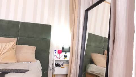 Snapshot of dahliaroses chatting on 10-30-25, 02:02 Dahlia Rose online show from 10-30-25, 02:02