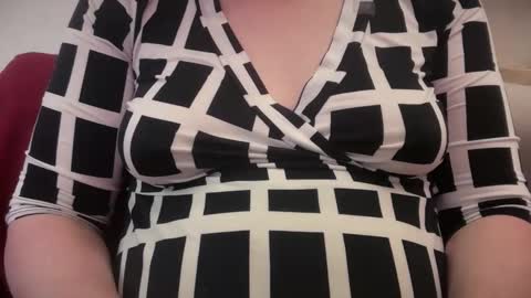 Snapshot of dairystation chatting on 04-25-26, 02:14 Mx Mommy Moo online show from 04-25-26, 02:14
