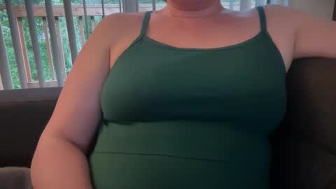 Snapshot of dairystation chatting on 05-20-26, 03:02 Mx Mommy Moo online show from 05-20-26, 03:02