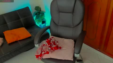 Kary-- independent model Schedule 0530am-1000am colombian time online show from 02-10-25, 06:09