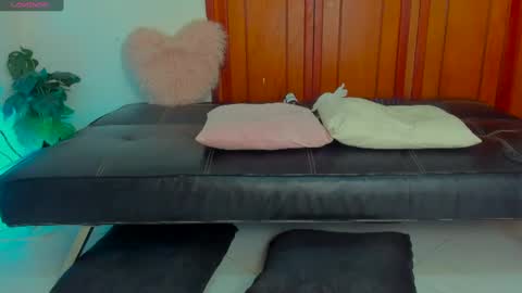 Kary-- independent model Schedule 0530am-1000am colombian time online show from 02-17-25, 02:20