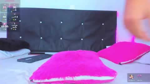 Snapshot of dana_moore_ chatting on 05-08-26, 01:22 danna online show from 05-08-26, 01:22