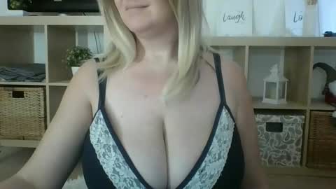 Snapshot of danahotmilf chatting on 02-13-25, 10:55 DanaHotMILF online show from 02-13-25, 10:55
