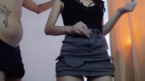 Ela and Santi online show from 10-23-25, 04:17