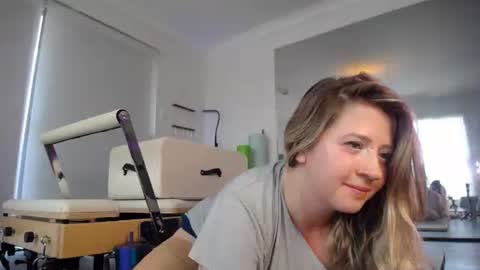 Snapshot of dani_does_pilates chatting on 12-22-25, 01:24 Dani Sunshine online show from 12-22-25, 01:24