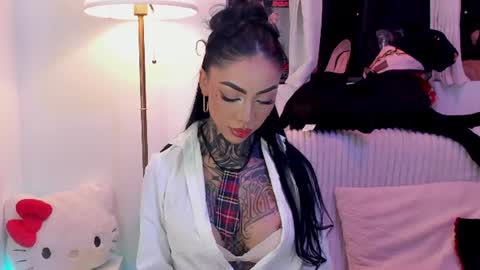 Snapshot of dani_valen chatting on 06-30-26, 01:06 Dani online show from 06-30-26, 01:06
