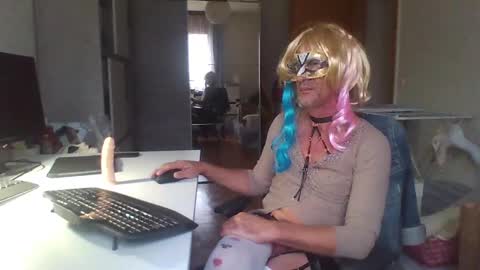 newcumer online show from 12-19-24, 02:46