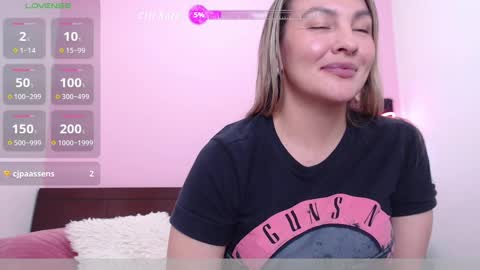 Snapshot of danika_bellaa chatting on 09-17-25, 11:06 K A R O L online show from 09-17-25, 11:06