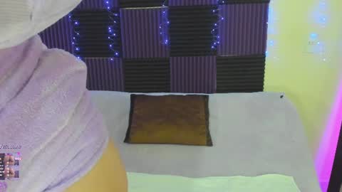 Snapshot of danna__castle chatting on 06-15-26, 05:09 Dannacastle online show from 06-15-26, 05:09