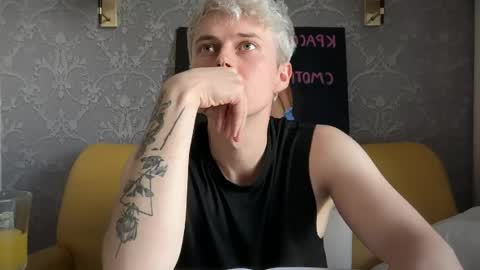 Snapshot of danny_love01 chatting on 05-26-26, 01:18 danny online show from 05-26-26, 01:18