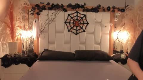 daphne_and_roger online show from 10-20-25, 11:32