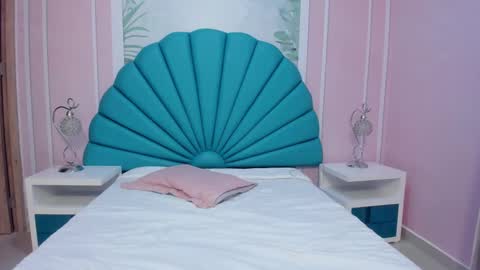 Snapshot of daphne_fox_ chatting on 02-19-25, 08:33 Daphne  online show from 02-19-25, 08:33