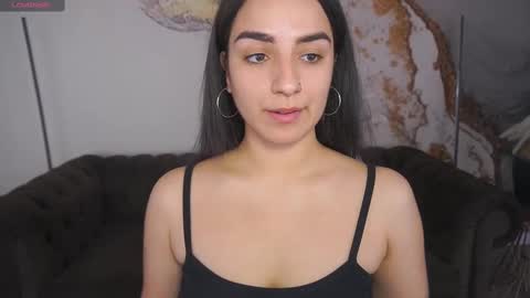 Snapshot of daphne_moss chatting on 02-23-25, 01:42 Agatha online show from 02-23-25, 01:42
