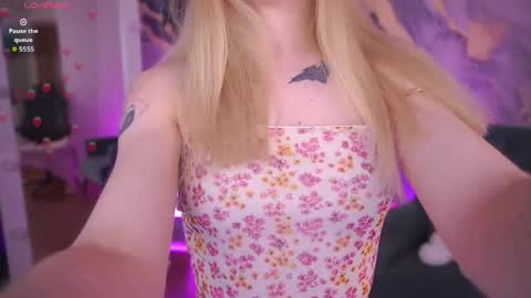 Snapshot of dariadelly chatting on 04-22-26, 01:01 dariadelly online show from 04-22-26, 01:01