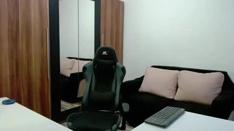 darius_94 online show from 10-02-25, 04:41