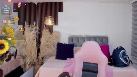Snapshot of darling_spoiled chatting on 05-19-26, 10:43 darling online show from 05-19-26, 10:43