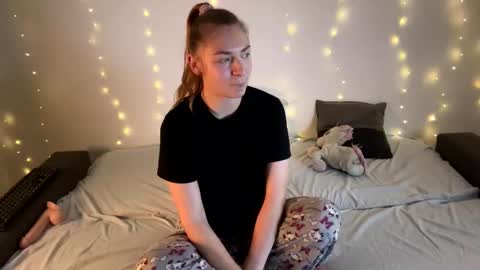 kisses4u  thanks follow me i like new follow  online show from 12-20-24, 10:43