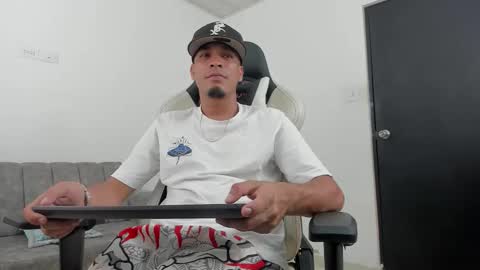 Snapshot of dave_skinnycum420 chatting on 10-01-25, 02:06 dave online show from 10-01-25, 02:06