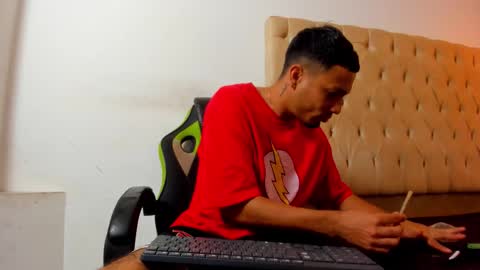 Snapshot of dave_skinnycum420 chatting on 10-28-25, 07:01 dave online show from 10-28-25, 07:01