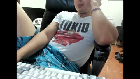 Snapshot of david_2789 chatting on 01-01-25, 01:04 David online show from 01-01-25, 01:04