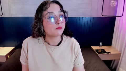 Snapshot of davis_emma chatting on 09-18-25, 08:33 Emma online show from 09-18-25, 08:33
