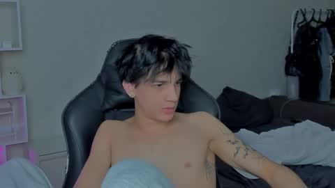 Snapshot of davisross chatting on 12-17-24, 03:28 davis online show from 12-17-24, 03:28