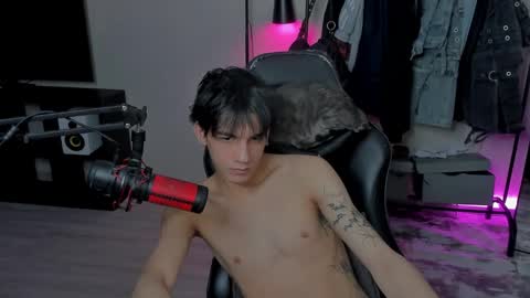 Snapshot of davisross chatting on 02-14-25, 02:33 davis online show from 02-14-25, 02:33