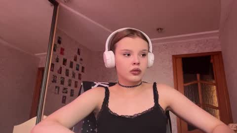 Snapshot of deanacharon chatting on 06-19-26, 01:48 Dee online show from 06-19-26, 01:48