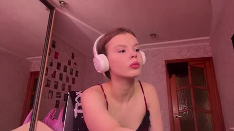 Snapshot of deanacharon chatting on 06-22-26, 09:06 Dee online show from 06-22-26, 09:06