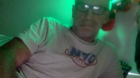 Snapshot of deanofflove221000 chatting on 10-28-25, 06:06 deanofflove221000 online show from 10-28-25, 06:06