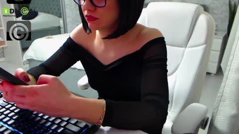 Snapshot of dear_ellisse chatting on 01-22-25, 09:24 Elly online show from 01-22-25, 09:24