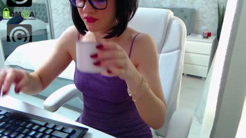 Snapshot of dear_ellisse chatting on 01-28-25, 11:17 Elly online show from 01-28-25, 11:17