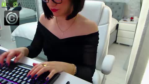 Snapshot of dear_ellisse chatting on 02-26-25, 09:53 Elly online show from 02-26-25, 09:53