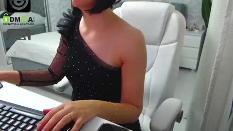 Snapshot of dear_ellisse chatting on 10-07-25, 08:44 Elly online show from 10-07-25, 08:44