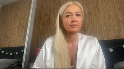 Mia online show from 05-22-26, 07:15