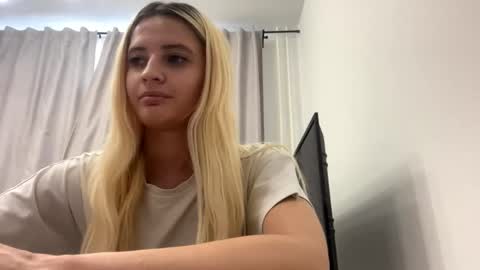 Snapshot of delindaferebee chatting on 05-18-26, 01:06 Amelia online show from 05-18-26, 01:06