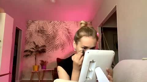I am Lola hello world online show from 07-22-26, 09:34