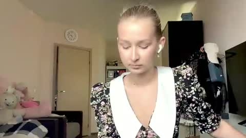 I am Lola hello world online show from 07-25-26, 03:20