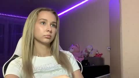 I am Lola hello world online show from 07-28-26, 07:39