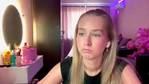 I am Lola hello world online show from 07-30-26, 07:40