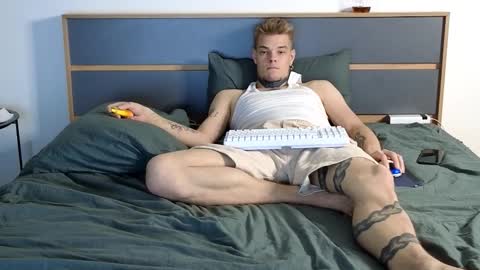 Denis online show from 10-15-25, 01:17